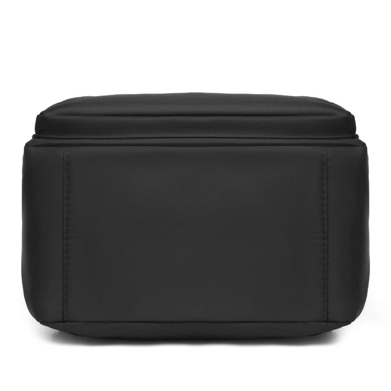 Damski plecak na laptopa z czarnej skóry PU, modny i funkcjonalny, idealny do pracy.