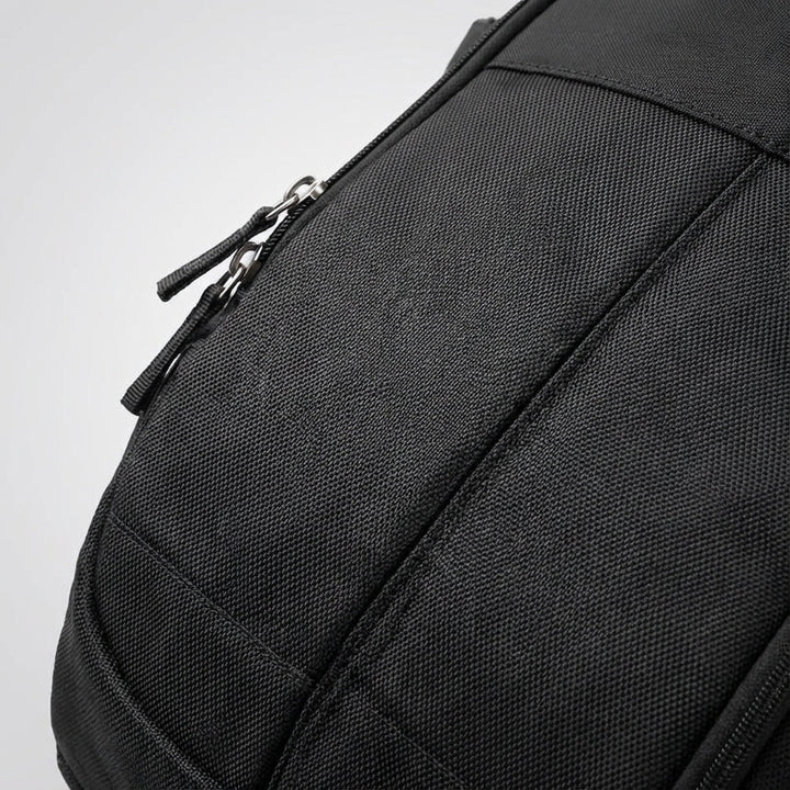 Miejski plecak antykradzieżowy VoyageVault na laptopa. Wodoodporny, z portem USB, pojemność 36-55L, do pracy i podróży.