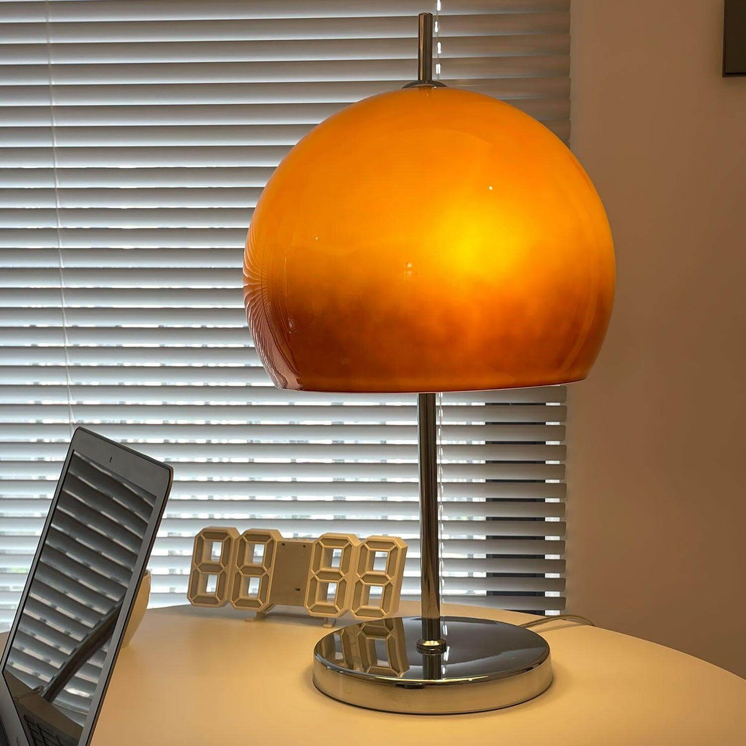 Lampa stołowa grzybek w stylu Bauhaus, zbliżenie klosza
