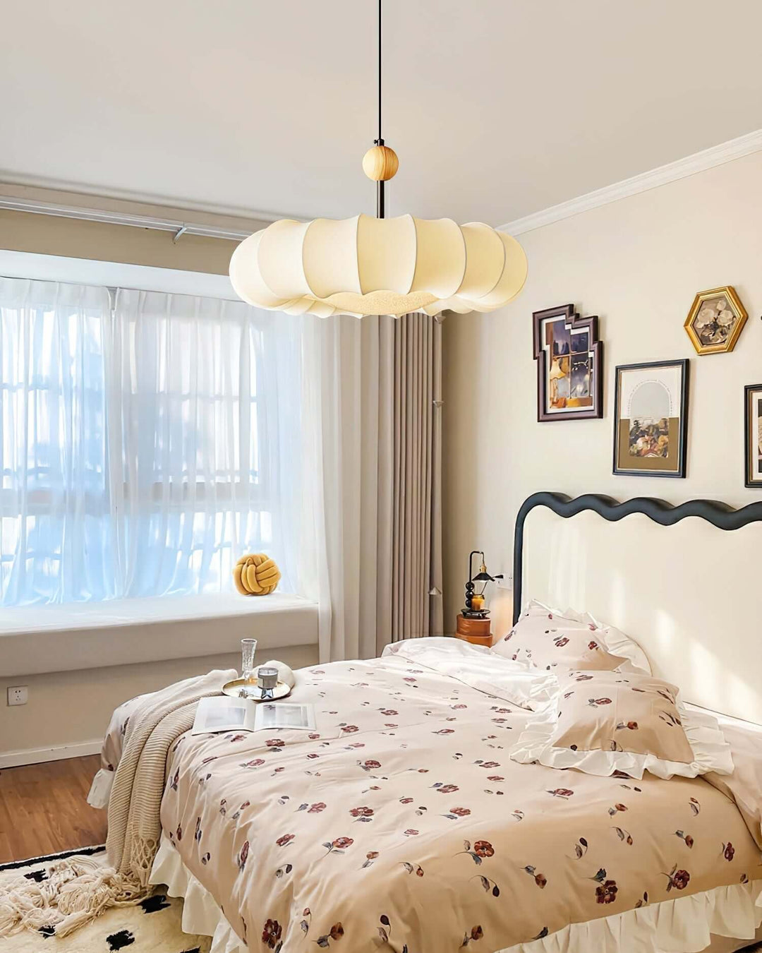 Lampa wisząca Winnie Veil z włączonym światłem