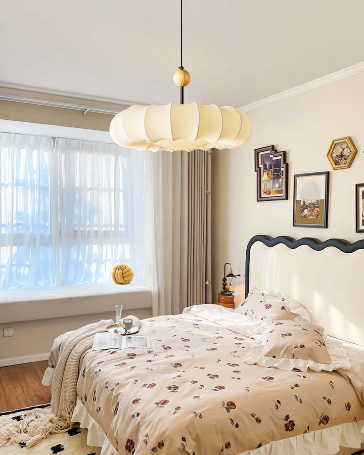 Lampa wisząca Winnie Veil z włączonym światłem