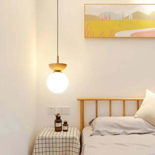 Lampa wisząca z drewna, odcienie czerni i drewna