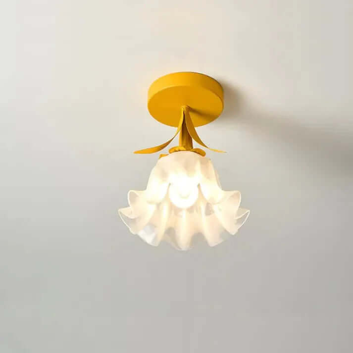 Prosta plafoniera Tiffany z mini-kwiatami