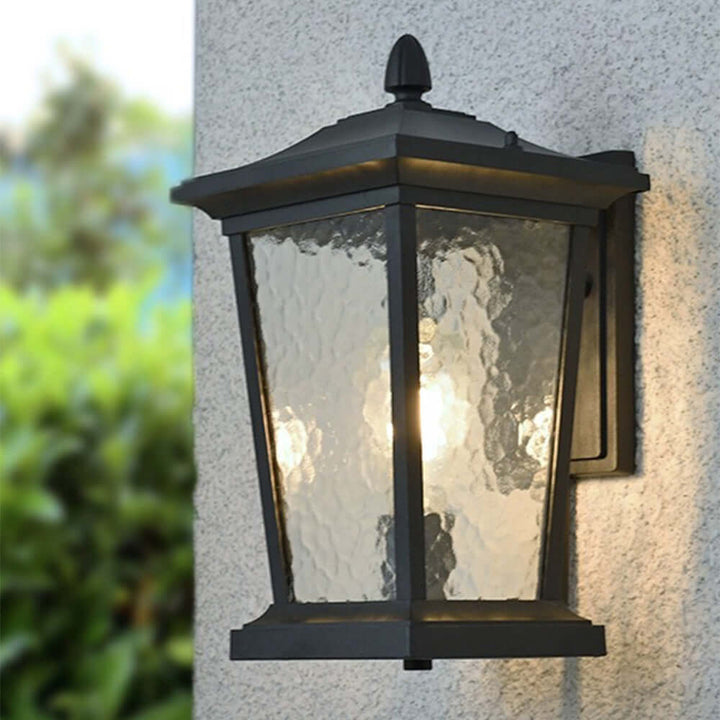Zewnętrzna lampa ścienna z przezroczystym szkłem i aluminiową obudową