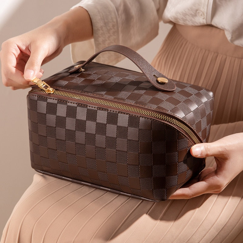 Stylowa kosmetyczka podróżna LuxeCarry, elegancki design dla każdej kobiety.