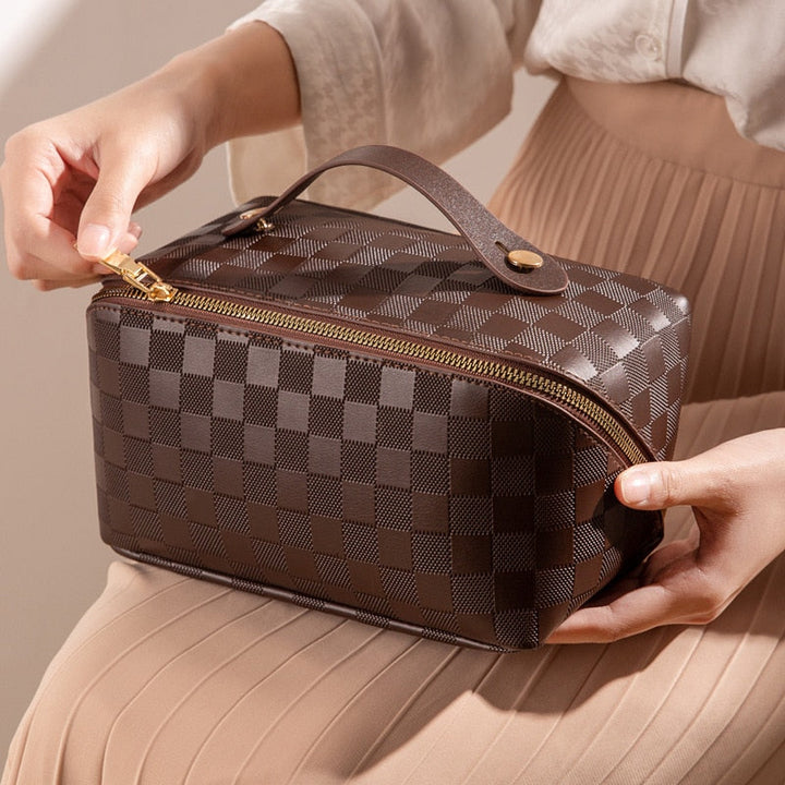 Stylowa kosmetyczka podróżna LuxeCarry, elegancki design dla każdej kobiety.