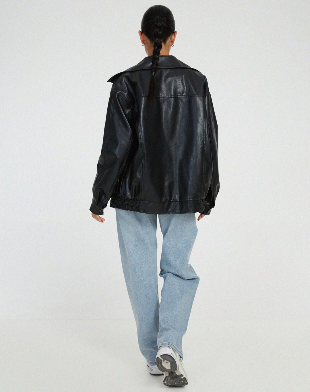 Moda damska: kurtka oversize, casualowy fason, wygodna i stylowa odzież wierzchnia.