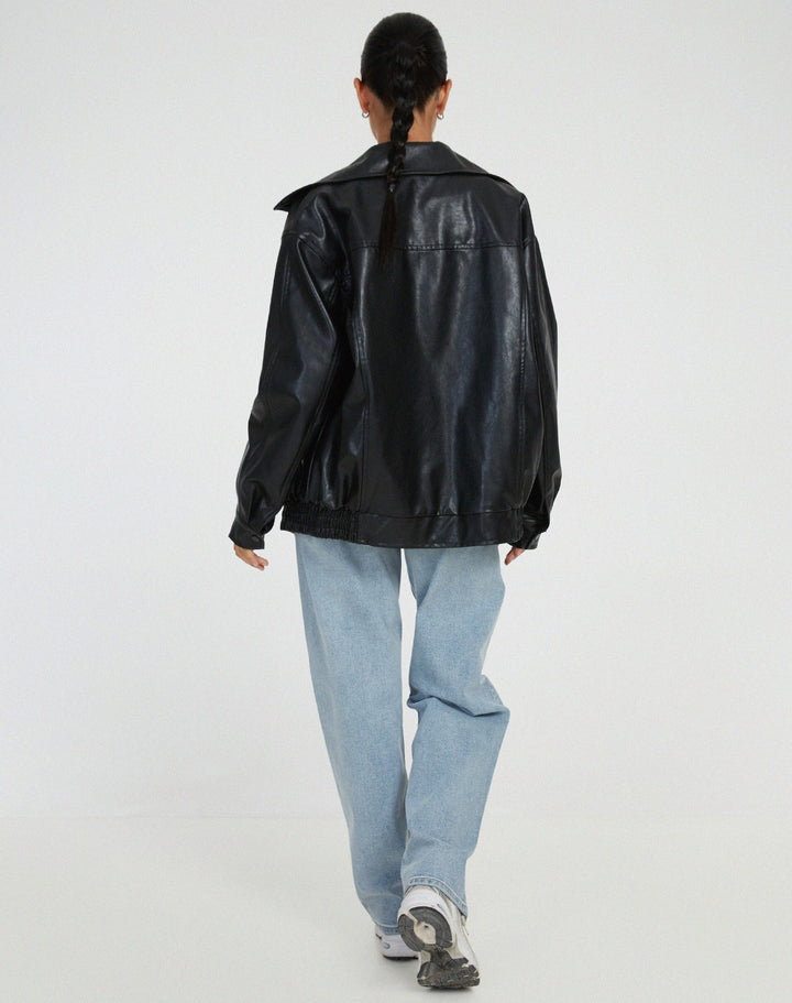 Moda damska: kurtka oversize, casualowy fason, wygodna i stylowa odzież wierzchnia.
