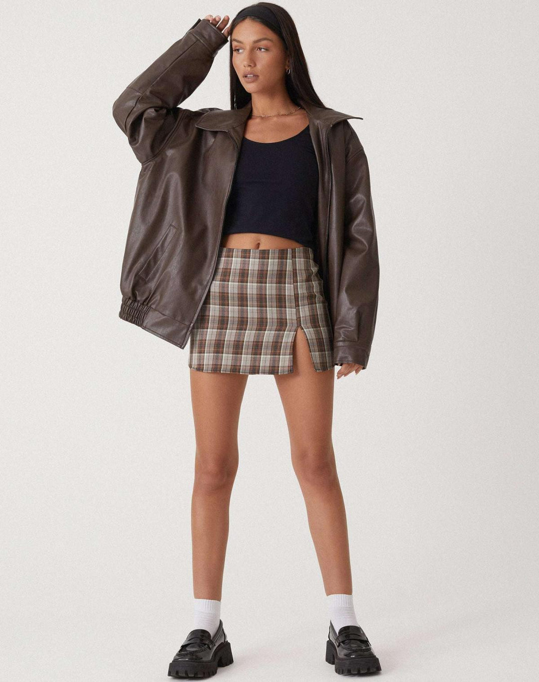 Modna damska kurtka oversize. Wygodny luźny krój. Doskonała na jesień/wiosnę. Casualowy styl uliczny.