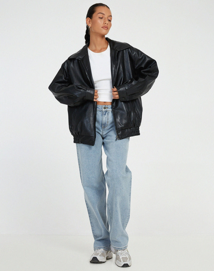 Stylowa damska kurtka oversize. Brązowa, uniwersalny fason. Moda casualowa i uliczna. Idealna na wiosnę i jesień.