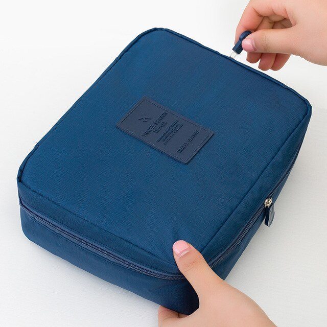 Damski zestaw: kompaktowy wodoodporny organizer na makijaż plus mini etui na kosmetyki.