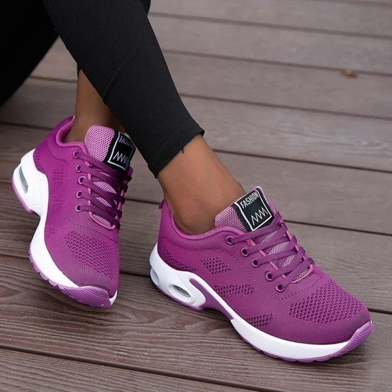 Widok z góry na damskie sneakersy Karolina, symbol wygody i lekkości, do noszenia na co dzień.