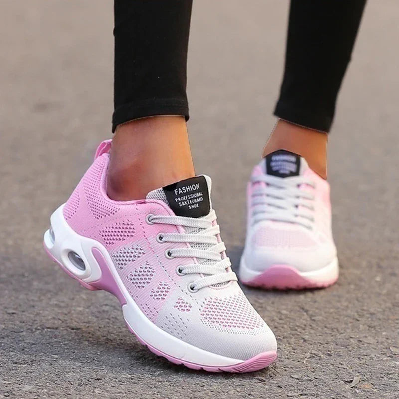 Kobieta w lekkich damskich sneakersach Karolina, ciesząca się wygodą podczas codziennych aktywności.