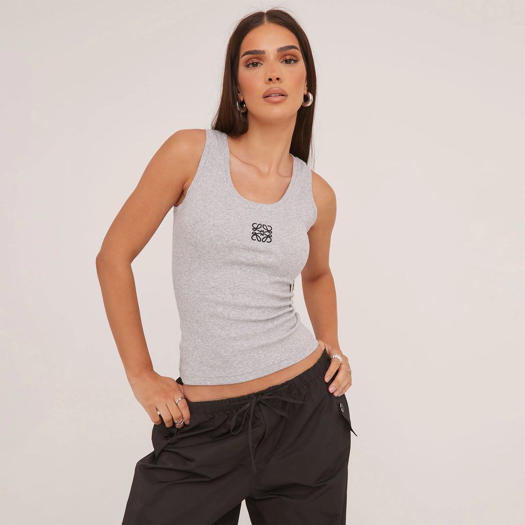 Minimalistyczny top damski, elegancki styl, jedwabista bawełna, lekki i oddychający, idealny na gorące letnie dni.