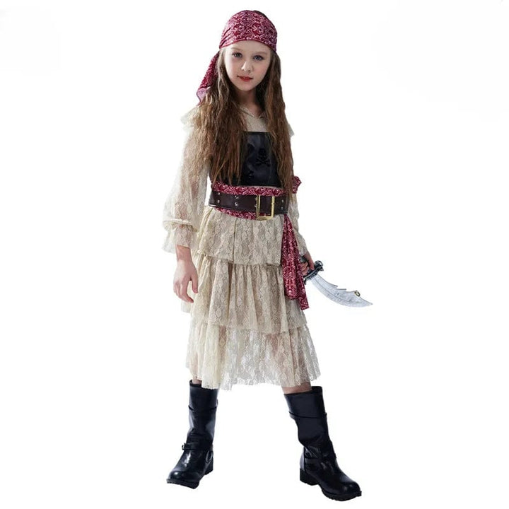 Kostium piratki dla dziewczynki z czerwoną spódnicą w paski, czarną kamizelką i kapeluszem trójgraniastym.