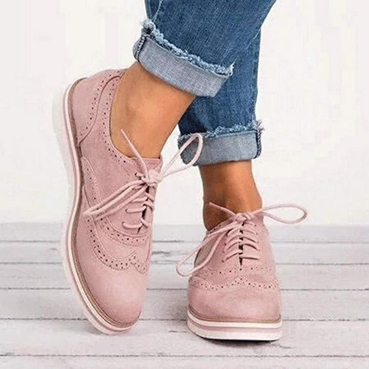 Damskie zamszowe półbuty Derby z detalami brogue, elegancki kolor, klasyczne sznurowadła, idealne do wyrafinowanego stylu.