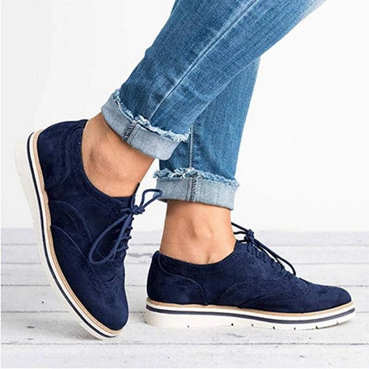 Damskie zamszowe półbuty Derby z detalami brogue, elegancki kolor, klasyczne sznurowadła, idealne do wyrafinowanego stylu.