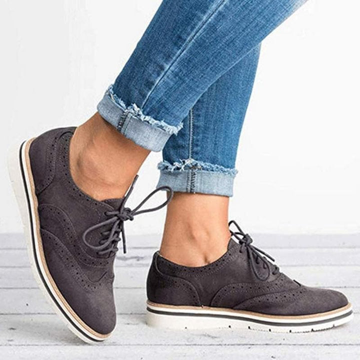 Damskie zamszowe półbuty Derby z detalami brogue, elegancki kolor, klasyczne sznurowadła, idealne do wyrafinowanego stylu.