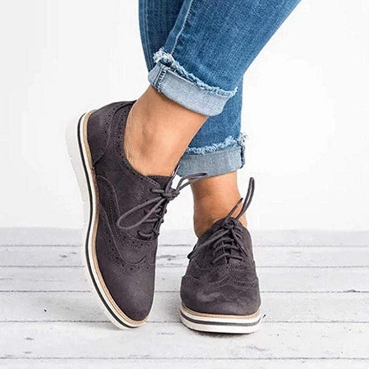 Damskie zamszowe półbuty Derby z detalami brogue, elegancki kolor, klasyczne sznurowadła, idealne do wyrafinowanego stylu.