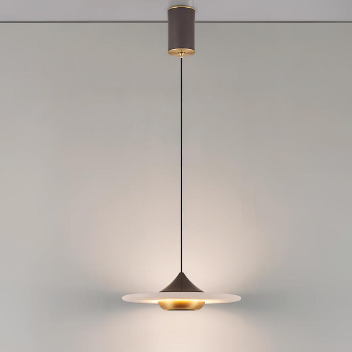 Marmurowa lampa wisząca w kształcie latającego spodka