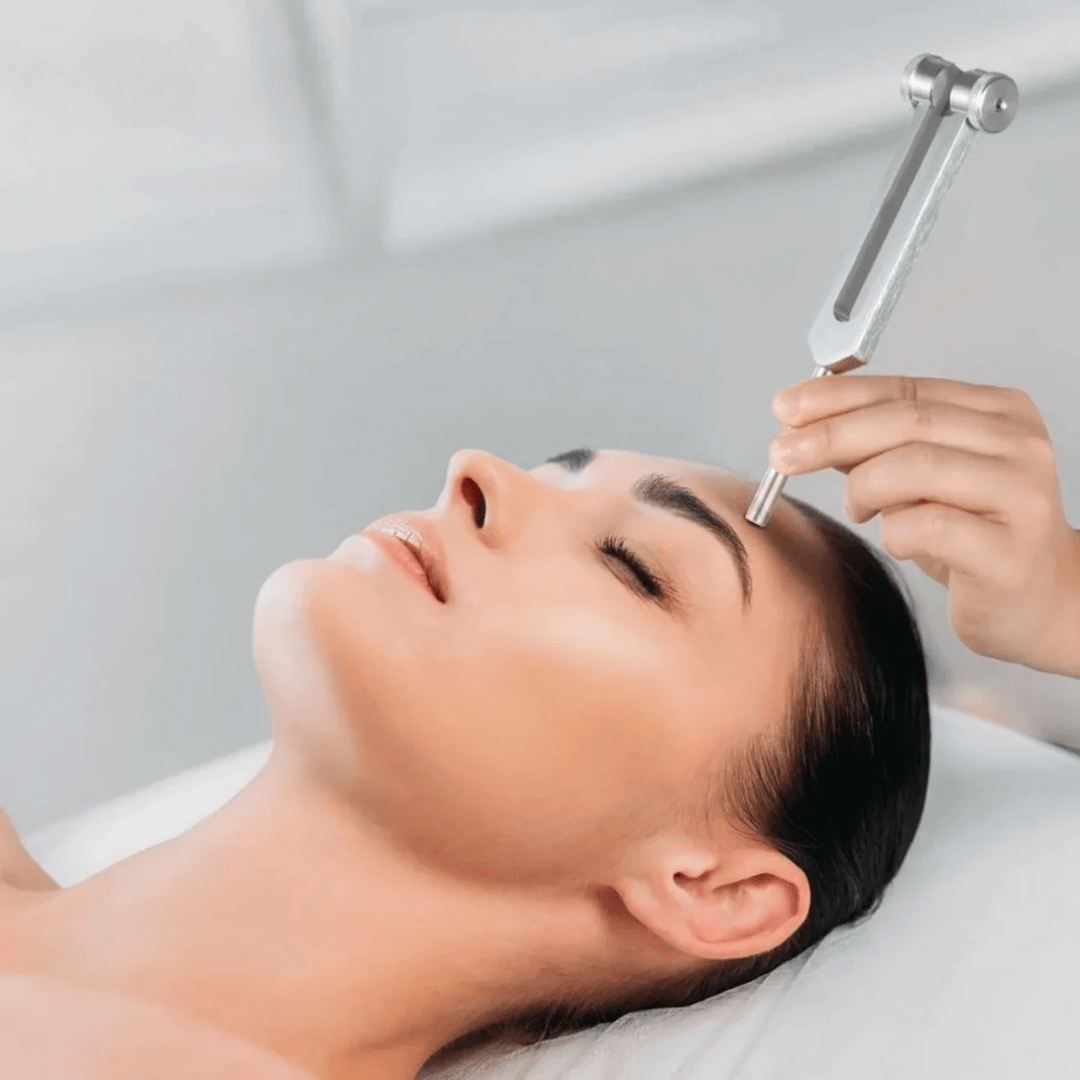 Srebrny kamerton terapeutyczny 128Hz, ergonomiczny design, do relaksu i akustycznego dobrego samopoczucia w domu.