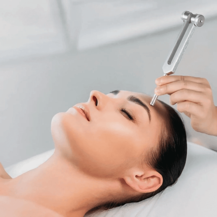 Srebrny kamerton terapeutyczny 128Hz, ergonomiczny design, do relaksu i akustycznego dobrego samopoczucia w domu.
