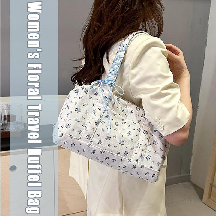 Damska torba duffle Floria w otoczeniu podróży, elegancka i pojemna na weekendowe wyjazdy.