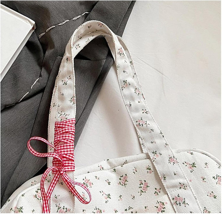 Elegancka kokarda na różowej płóciennej torbie duffle Floria, modny dodatek do stylizacji.