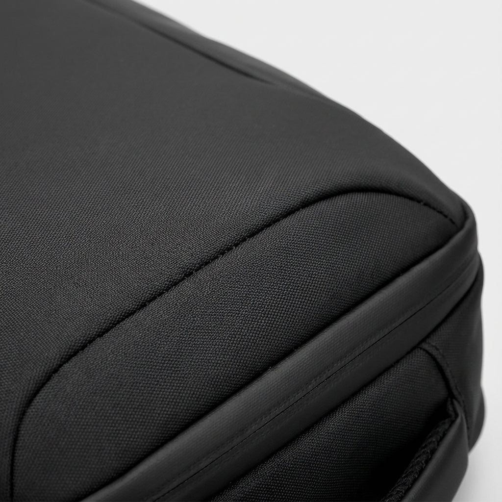 Wodoodporny plecak biznesowy CarrySure z miejscem na laptop 17 cali, idealny dla mężczyzn i kobiet w podróży.