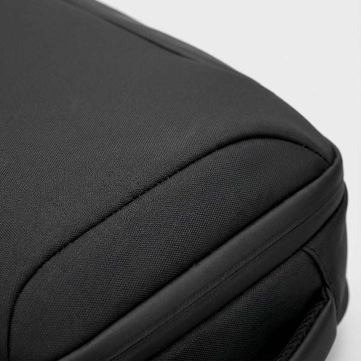 Wodoodporny plecak biznesowy CarrySure z miejscem na laptop 17 cali, idealny dla mężczyzn i kobiet w podróży.