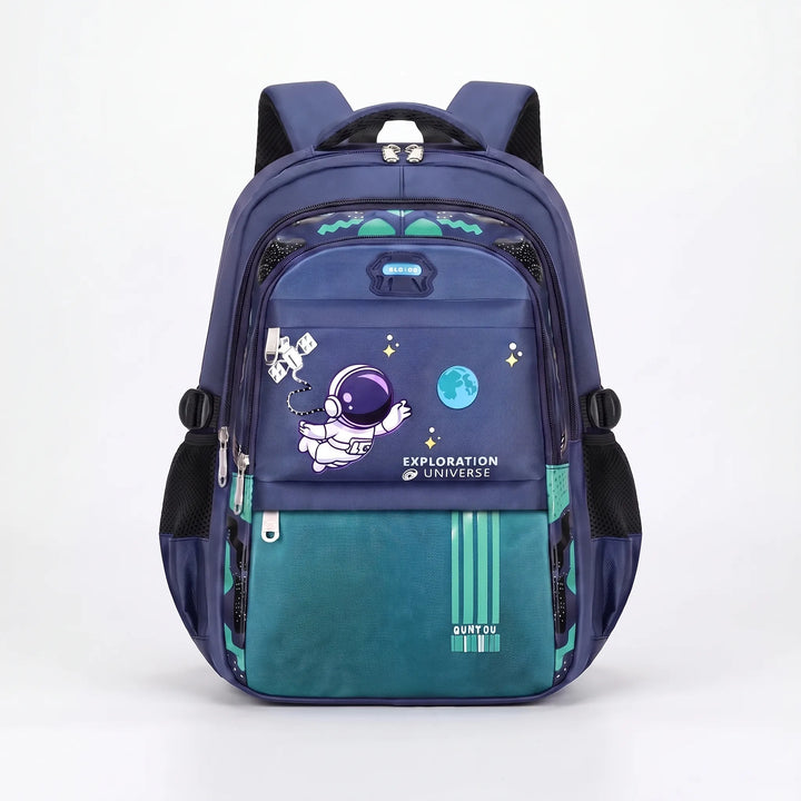 Dziecko noszące plecak szkolny astronauta, ergonomiczny design dla komfortu i zdrowia pleców.
