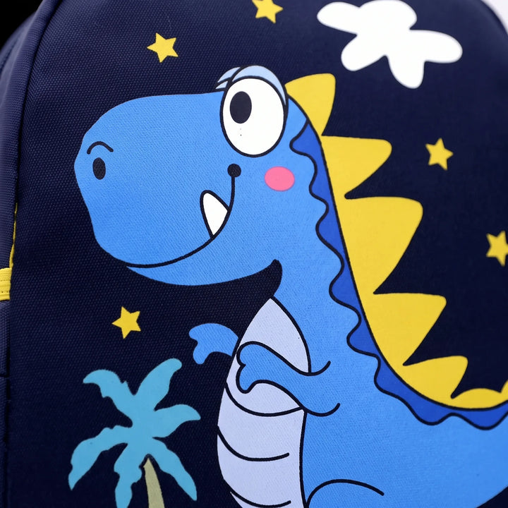Uśmiechnięty przedszkolak z wygodnym plecakiem szkolnym w dinozaury, gotowy na przygody.