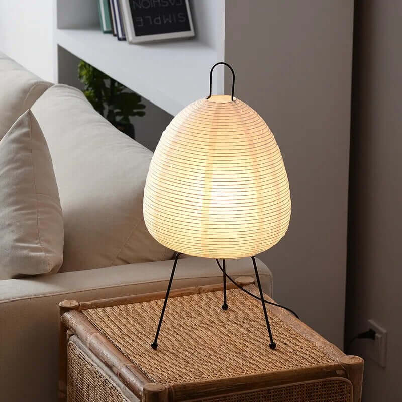 Japońska lampa z papieru ryżowego emitująca delikatne światło