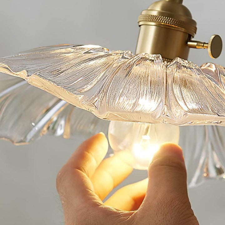 Lampa wisząca nad stołem – kwiatowy wzór