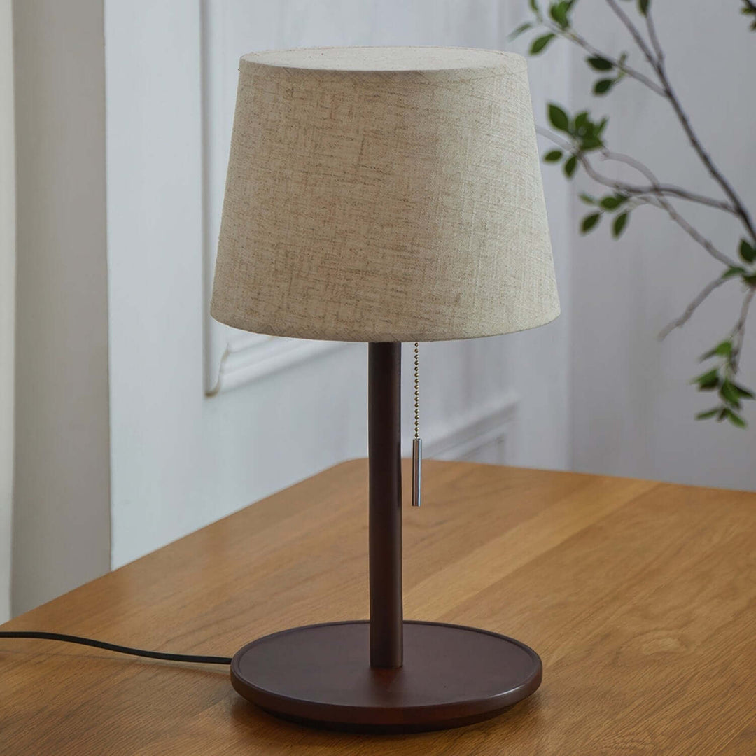 Delikatna Poświata - Nordycka Lampa Orzechowa z Luksusowymi Akcentami z Tkaniny