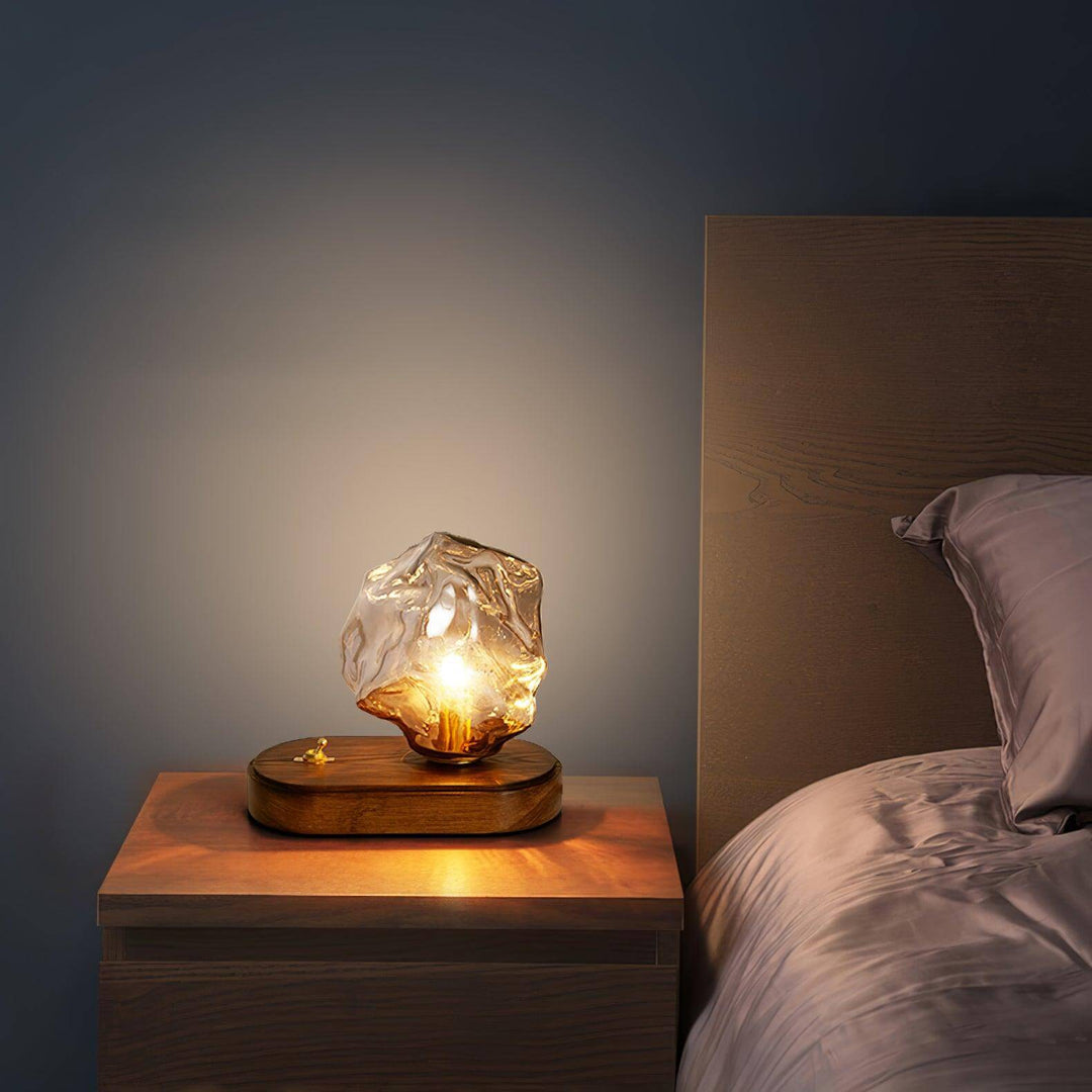 Szklana designerska lampa stołowa w kształcie bryły lodu w naturalnym świetle