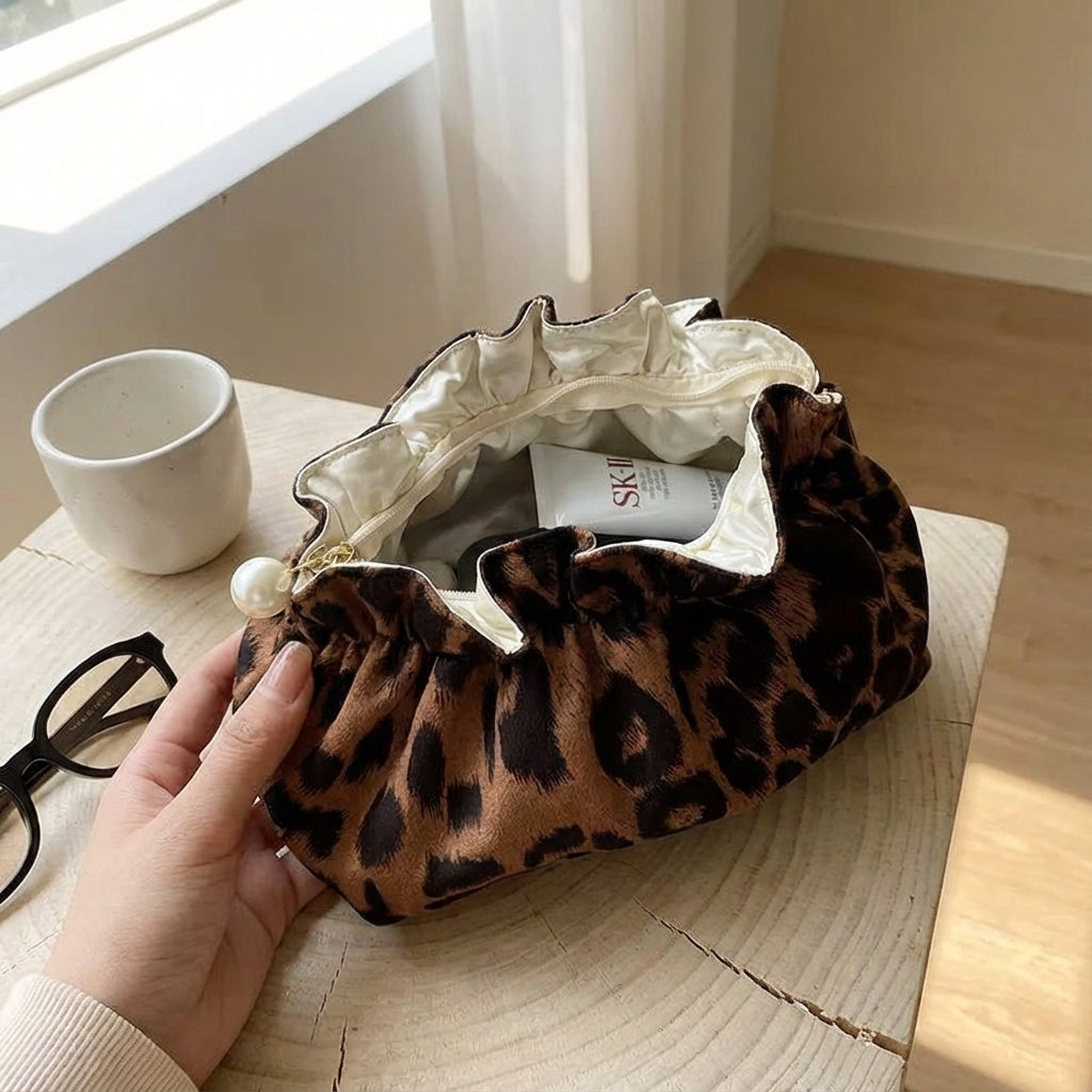 Elegancka damska kosmetyczka Ruffle Top w panterkę Pearlynn. Idealna do przechowywania makijażu i akcesoriów.