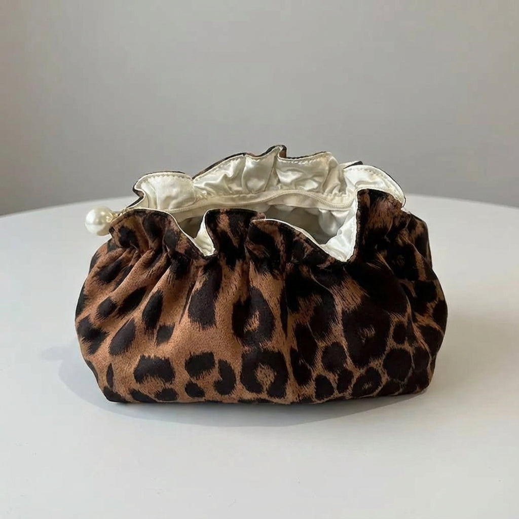 Damska kosmetyczka Ruffle Top Pearlynn. Elegancka saszetka i organizer na kosmetyki oraz akcesoria, idealna na podróż.