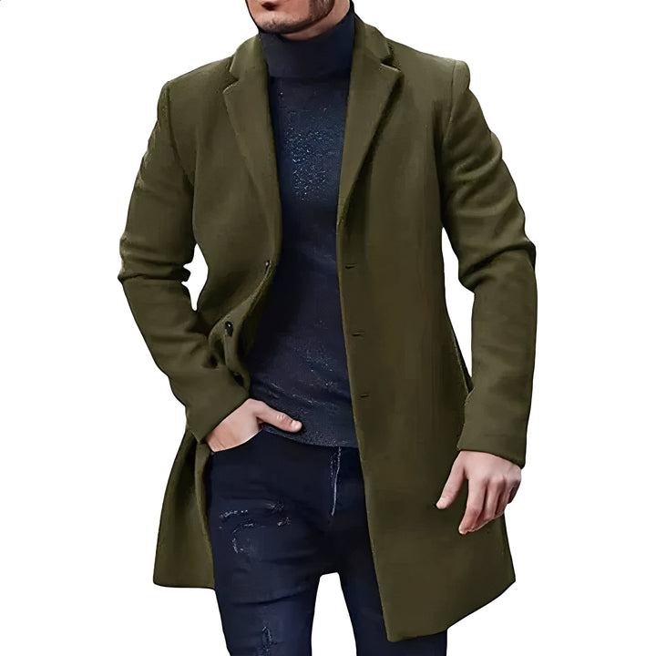 Męska kurtka jesienno-zimowa o średniej długości, podkreślająca męski styl. Eleganckie i ciepłe okrycie wierzchnie na każdą okazję.