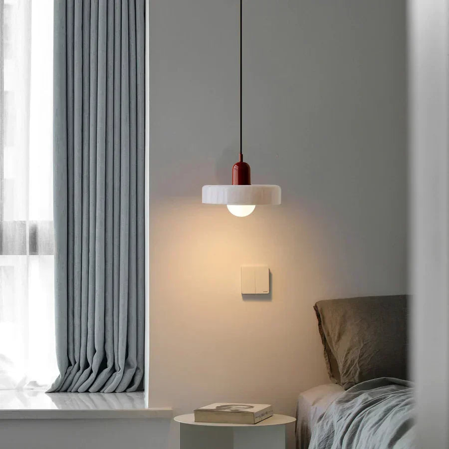 Skandynawska lampa sufitowa z marmurowym wykończeniem. Oświetlenie dla domu.