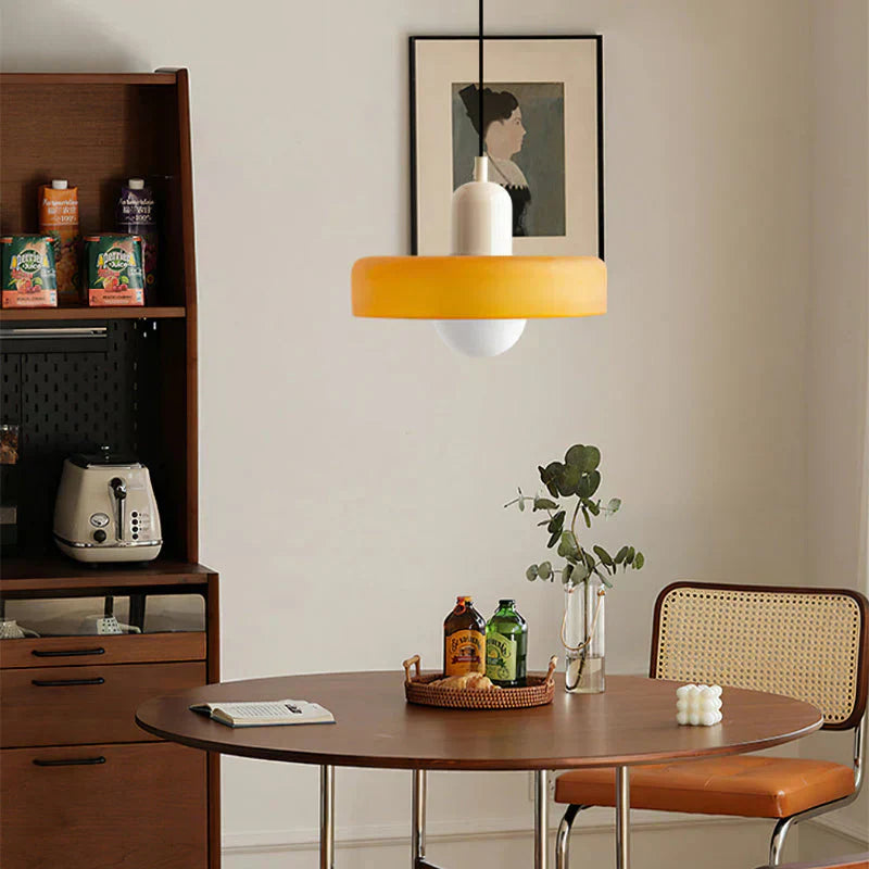 Oświetlenie wnętrz, lampa sufitowa marmurowa, elegancki skandynawski styl.