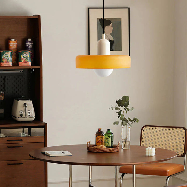 Oświetlenie wnętrz, lampa sufitowa marmurowa, elegancki skandynawski styl.