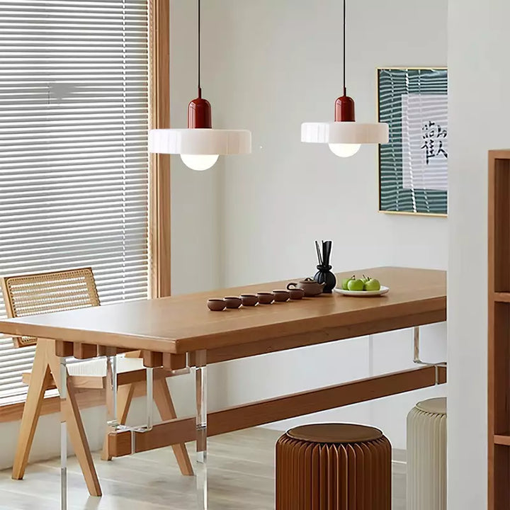Skandynawska lampa sufitowa z marmuru, idealna do salonu. Eleganckie oświetlenie.