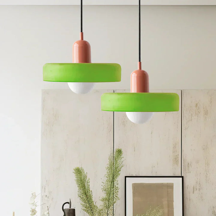 Lampa sufitowa marmurowa, minimalistyczny design. Styl skandynawski.