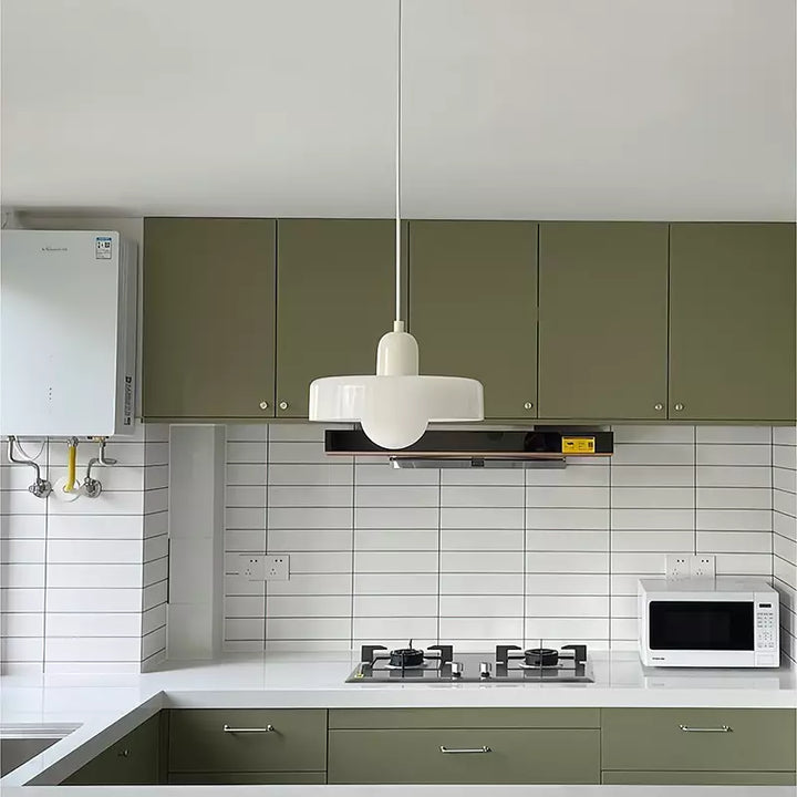 Nowoczesna lampa sufitowa, marmurowy klosz, design skandynawski. Oświetlenie.