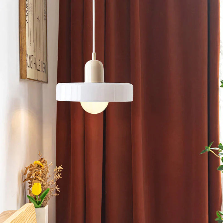 Lampa wisząca marmurowa, elegancka i stylowa, idealna do skandynawskich wnętrz.