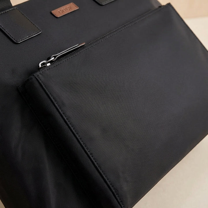 Wytrzymała torba podróżna na laptopa MetroBrief, unisex, z wygodnym paskiem na ramię i przegrodami.