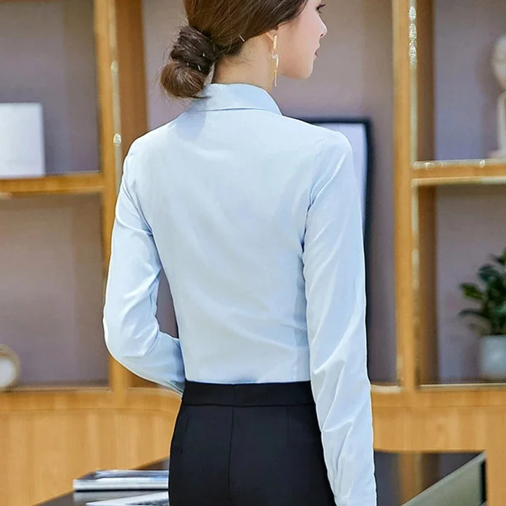 Biała elegancka koszula damska, wszechstronna i szykowna, o klasycznym i wygodnym designie na każdą okazję.