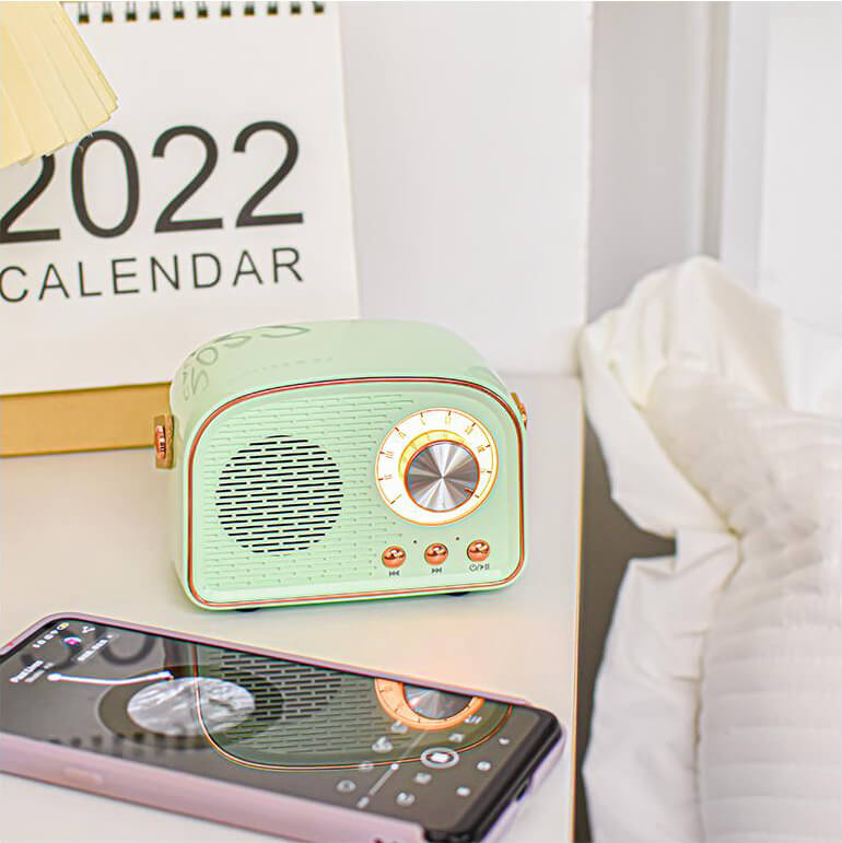 Vintage'owy głośnik Bluetooth o designie retro, wbudowane radio FM, kompaktowy, elegancki, czysty dźwięk, różnorodne opcje kolorystyczne.