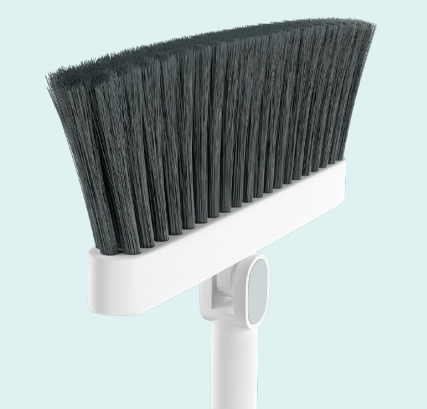 Zestaw miotły i szufelki z obrotową głowicą 180°, ergonomiczny design, skuteczne czyszczenie zakamarków pod meblami.